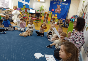 Pani odczytuje list od dzieci z Przedszkola nr 10 w Skierniewicach.