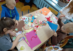 Wykonywanie prac plastycznych na wystawę z okazji Dnia Misia Ratownisia.