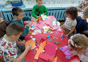 Dzieci wykonują misie z papieru.