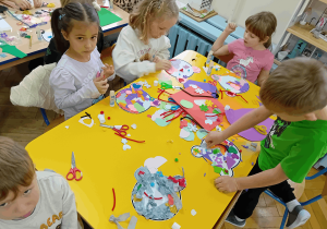 Przedszkolaki podczas wykonywania pracy plastycznej.