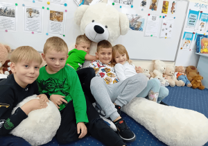 Dzieci z zabawką - misiem.