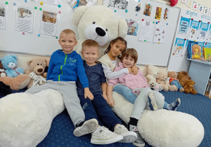 Dzieci z pluszowym misiem.