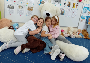 Dziewczynki z pluszowym misiem.