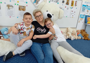 Zdjęcie z pluszowym misiem.