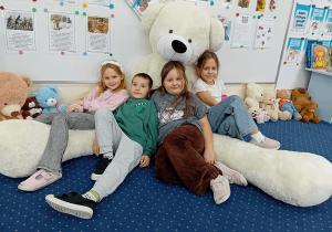 Zdjęcie z pluszowym misiem.