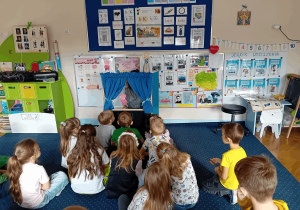 Dzieci oglądają teatrzyk o Gniewku.