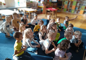 Dzieci oglądają teatrzyk "Gniewek z Wyspy Złości".