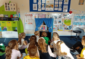 Dzieci oglądają teatrzyk o Gniewku.