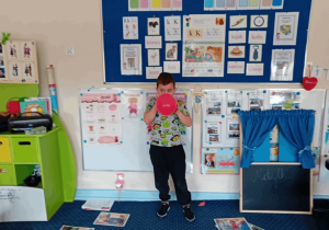 Chłopiec wykonuje eksperyment z balonem.