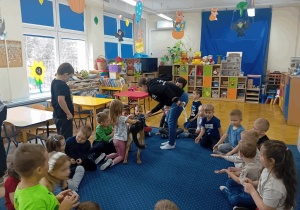 Dzieci poznaja pieska ze schroniska.