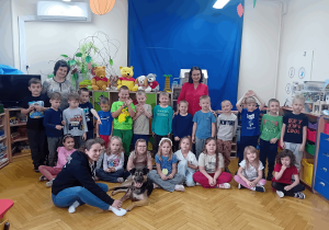 Wspólne zdjęcie z pieskiem i panią wolontariuszką.