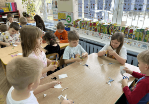 Dzieci wykonują pracę plastyczną.