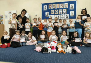 Wspólne zdjęcie przedszkolaków z podarunkami dla bezdomnych kotów ze Schroniska.