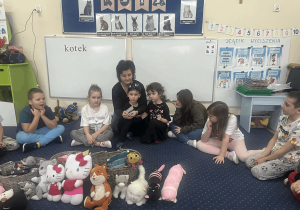 Dzieci biorą udział w zabawie dydaktycznej.