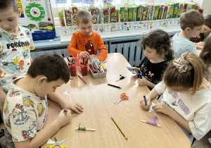 Dzieci wykonują pracę plastyczną.