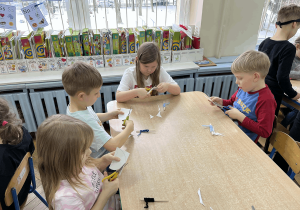 Dzieci wykonują pracę plastyczną - kotka.