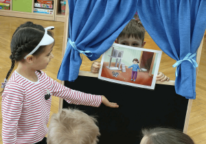 Natalka i Gucio przedstawiają historyjkę obrazkową.