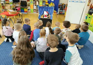 Dzieci oglądają przedstawienie.