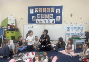 Pani Asia prowadzi zabawę dydaktyczną.