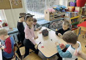 Dzieci podczas wykonywania pracy plastycznej.