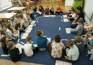 Dzieci układają proste wyrazy z liter.