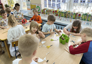 Dzieci wykonują pracę plastyczną.