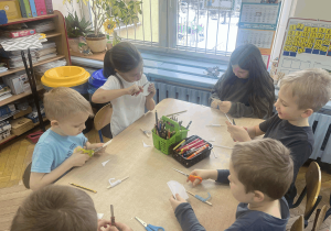 Dzieci wykonują pracę plastyczną.