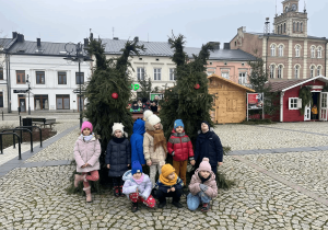 Dzieci stoją w skierniewickim rynku.