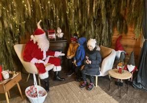 Dzieci podczas spotkania ze Św. Mikołajem.