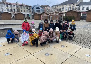 Dzieci w skierniewickim rynku.