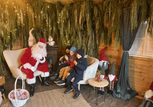 Dzieci podczas spotkania ze Św. Mikołajem.