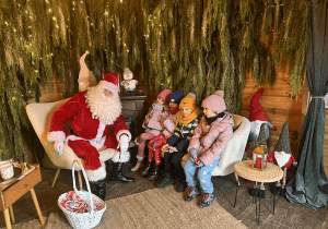 Dzieci podczas spotkania ze Św. Mikołajem.