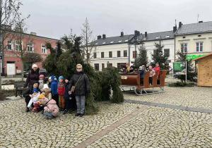 Dzieci podczas spotkania ze Św. Mikołajem.