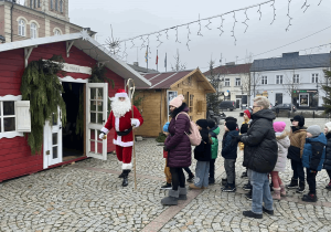 Grupa "Motylki" czeka na spotkanie z Mikołajem.