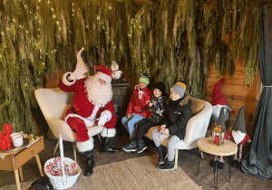 Dzieci podczas spotkania ze Św. Mikołajem.