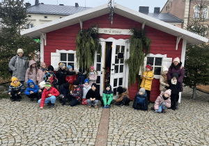 Wspólne zdjęcie przed domkiem Św. Mikołaja.