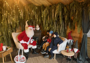 Chłopcy podczas spotkania z Mikołaja.