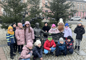 Przedszkolaki obok ławeczki prof. Pieniążka.