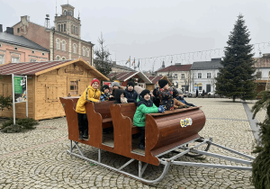 Dzieci w saniach Św. Mikołaja.