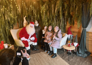 Dziewczynki podczas spotkania ze Św. Mikołajem.