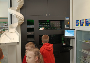 Obserwacja wnętrza apteki.