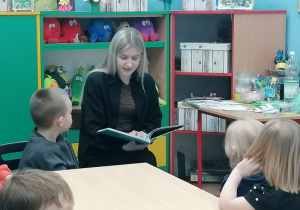 Pani bibliotekarka czyta opowiadanie.