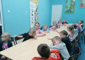 Zasłuchane przedszkolaki.