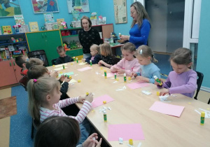 Przedszkolaki przy pracy.