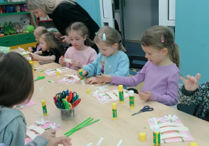 Hania, Kaja i Liwia podczas pracy.