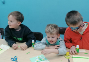 Mikołaj, Kajtek i Wojtek uzgadniają dalsze etapy pracy.