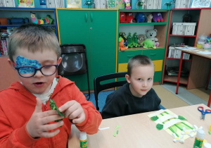 Julek i Wojtek w bibliotece.