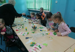 Dziewczynki przy pracy plastycznej.