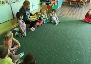 Pani Wiktoria czyta książeczkę