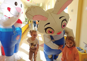 Pola i Haniusia odprowadzają zajączki